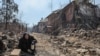 Житель Мариуполя на улице в Левобережном районе разрушенного города. Апрель 2022 года. Фото: ТАСС